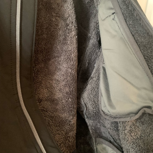 Mens Columbia Omni-Wind Black hooded jacket. Gently used. Flaws shown. Large - Picture 6 of 14